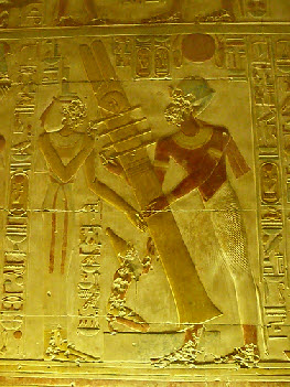 Le roi Seth présentant un pilier Djed à la reine Isis à Abydos